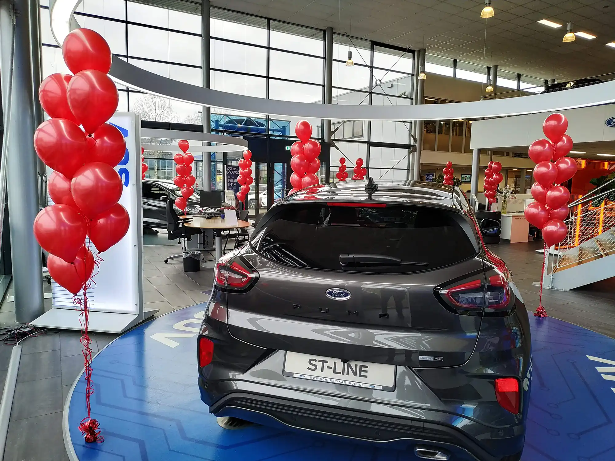 Ballon trossen met meerdere ballonnen bij een ford dealer Ballon trossen met meerdere ballonnen bij een ford dealer
