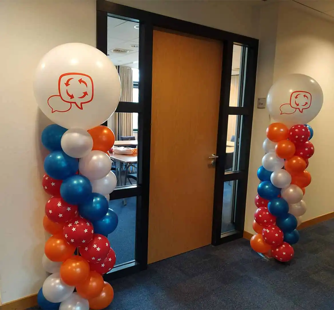 Gepersonaliseerdeballonpilaren bij een ingang Gepersonaliseerdeballonpilaren