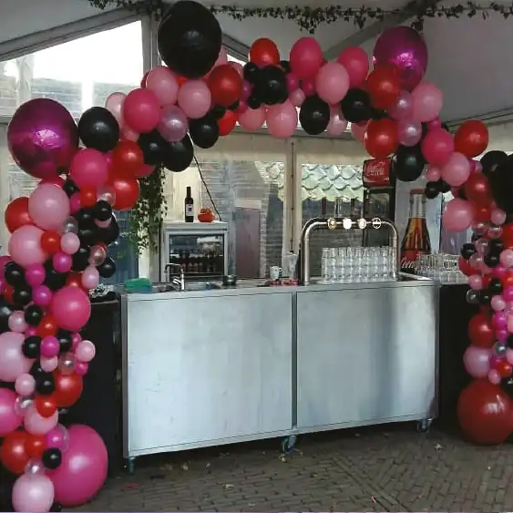Organische ballonboog boven een bar