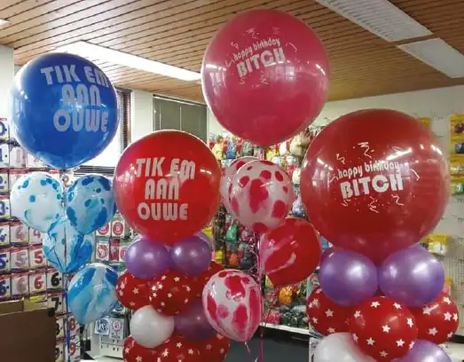 Reuze ballon met meerdere kleuren ballonnen er onder als een pilaar of tros Reuze ballon met meerdere kleuren ballonnen er onder als een pilaar of tros