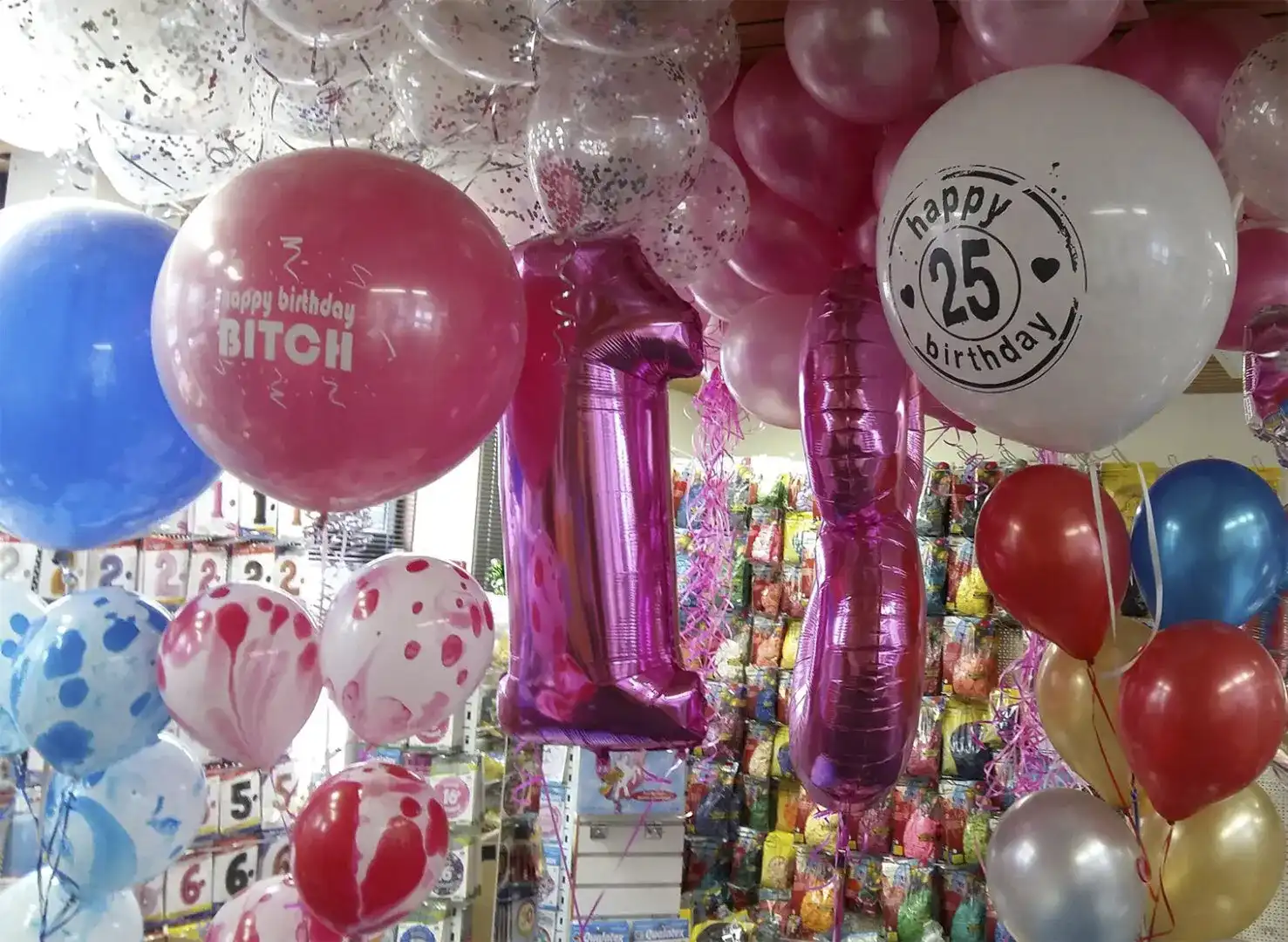 Reuze ballon met meerdere kleuren ballonnen eronder Reuze ballon met meerdere kleuren ballonnen eronder