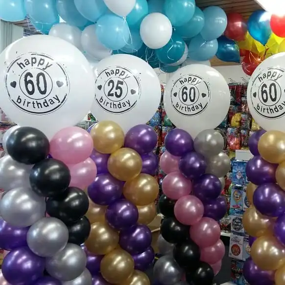 Reuze leeftijd ballonnen op een pilaar Reuze leeftijd ballonnen op een pilaar